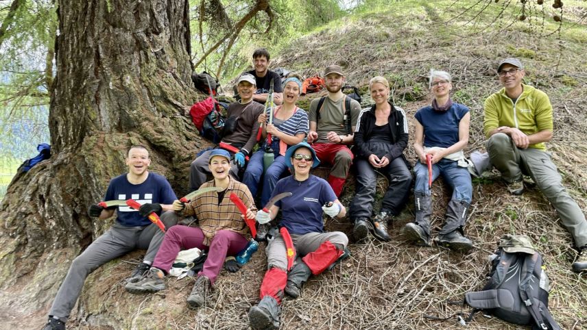 Cun lavur cumüna mantegnan voluntarias e voluntaris la biodiversità. Yves Schwyzer (a dretta) es coordinatur dal proget da la vart da la Biosfera Val Müstair. fotografia: Fadrina Hofmann