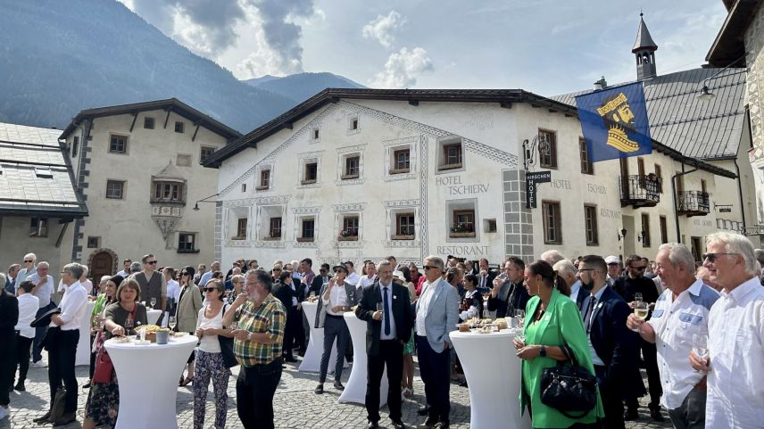 Viel Publikum strömt auf den Dorfplatz. Foto: Claudia Cadruvi