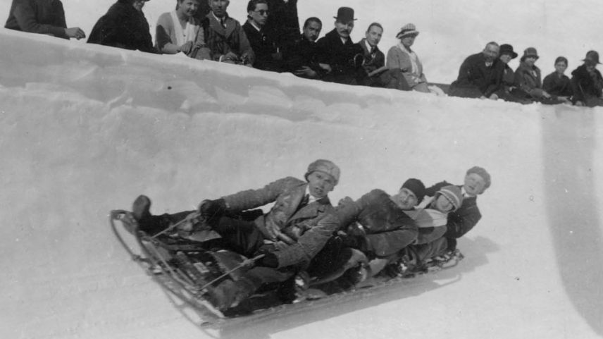 An der Naturerisbahn hat sich seit Entstehung nicht viel geändert, dafür aber an den Untersätzen auf Kufen. Raste man noch vor hundert Jahren mit provisorisch anmutenden Schlitten die Strecke hinab...