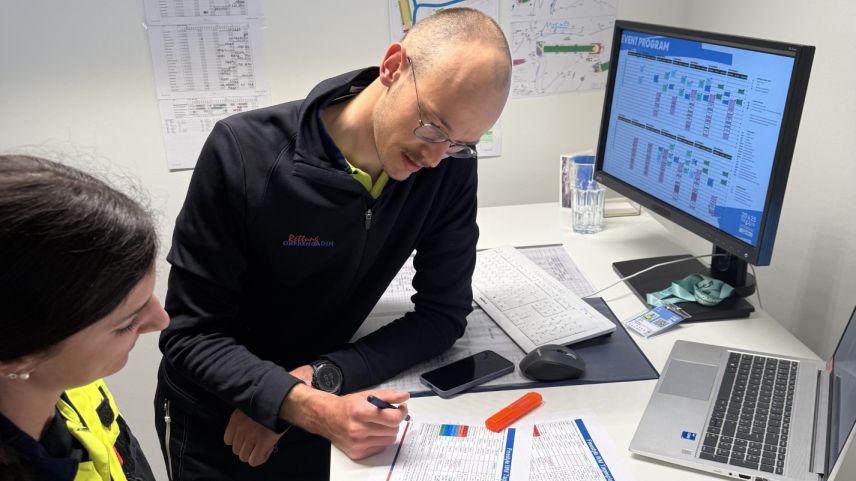 Noël Zindel im Gespräch mit einer Kollegin über die Planung ihres  Einsatzes.  Foto: Rettung Oberengadin