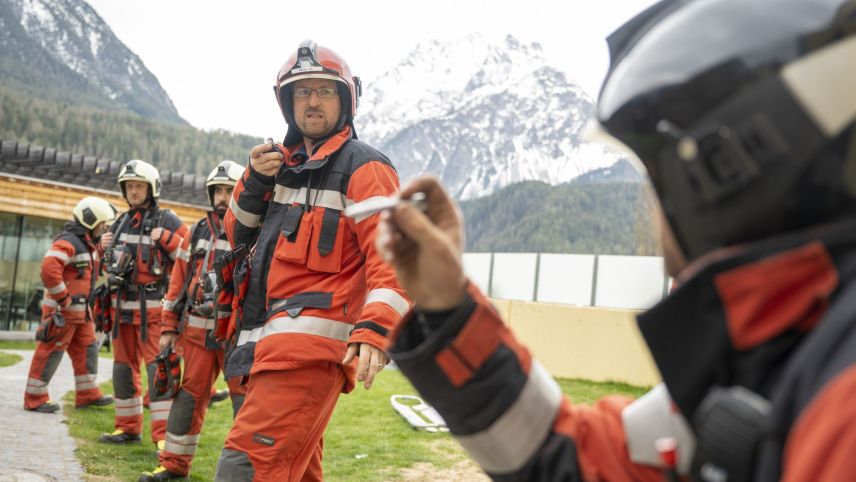 Ils Pumpiers Pisoc han exercità ün cas serius i’l Bogn Engiadina Scuol in collavuraziun culla pulizia chantunala e culs collavuraturs dal Center da sandà Engiadina Bassa (fotografia: Mayk Wendt).