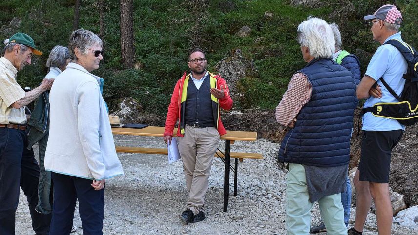Projektleiter Roberto Paravicini informiert am Tag der offenen Baustelle die Interessierten über den Ausbau der forstlichen Erschliessung der Val Bernina. 
Foto: Urs Dubs