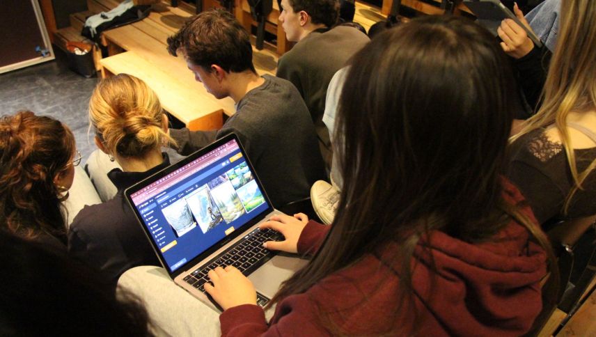 Lernende erstellten mit Künstlicher Intelligenz Bilder zum Titel: «A lonly boy in the alps». Foto: Stefanie Wick Widmer