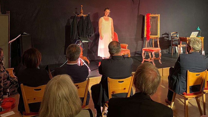 Sara Francesca Hermann ho do üna vusch ed üna vista a set duonnas da la famiglia Planta. fotografia: Andri Netzer/FMR