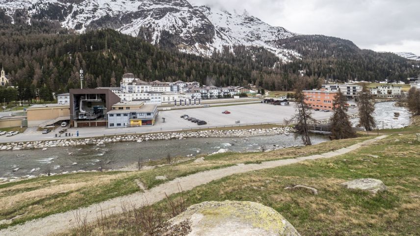 So sieht das Signal-Areal momentan aus. Aufgrund der gültigen Baurechtsverträge mit den Bergbahnen müsste neben dem RESZ auch eine Parkierungsanlage und ein Hotel realisiert werden. Foto: Daniel Zaugg