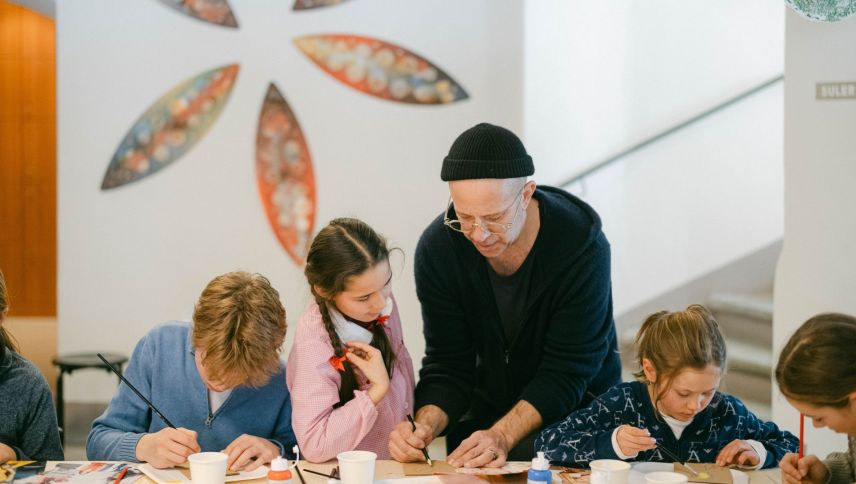 Der Kunstmaler Gideon Rubin während des Workshops mit einheimischen Schülerinnen und Schülern im Engadiner Museum in St. Moritz. Foto: Katja Meuli