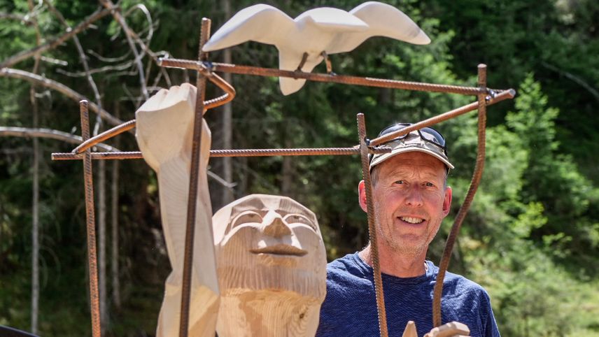 David Rohrbach da La Punt Chamues-ch cun sia sculptura «Unter 4 Augen». fotografia: Jon Duschletta