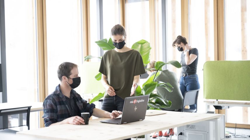 Die digitale Transformation wird im Engadin seit fünf Jahren vorangetrieben. Unter anderem mit Coworking Spaces. 	
Foto: miaEngiadina