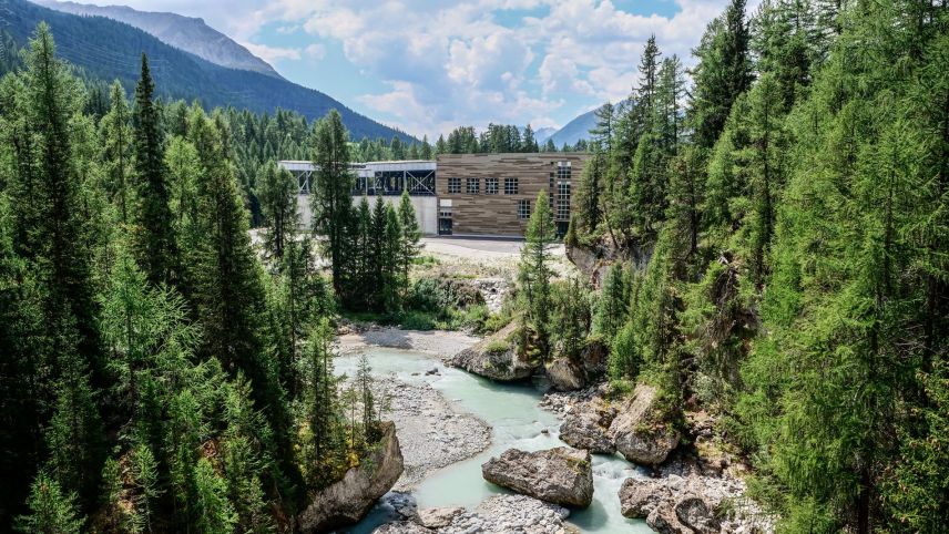 Die neue regionale Abwassereinigungsanlage unterhalb von S-chanf am Ufer des Inn. Foto: Jon Duschletta