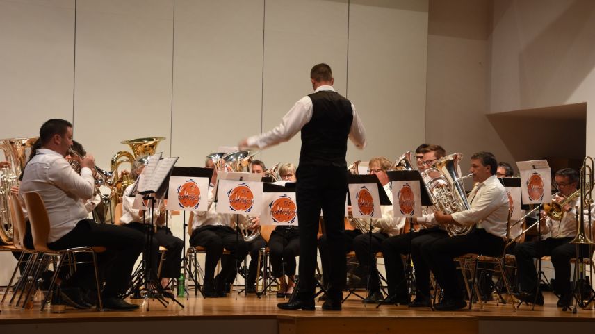 La Musica da Ramosch ha preschantà il prüm concert annual cul nouv dirigent Angelo Horber (fotografia: Nicolo Bass).