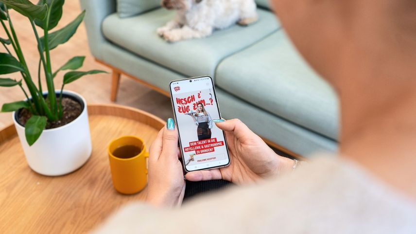 GastroGraubünden wirbt mit der Kampagne «Swipe4Job» spielerisch um Quer-, Neu- und Wiedereinsteigende. Foto: z. Vfg.