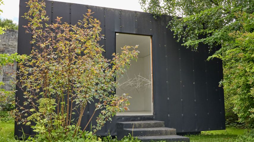 La «Chasina Naira» – ün pitschen local d’exposiziun zoppà tanter fluors illa giardinaria da Madlaina Lys e Flurin Bischof (fotografia: Michael Steiner).