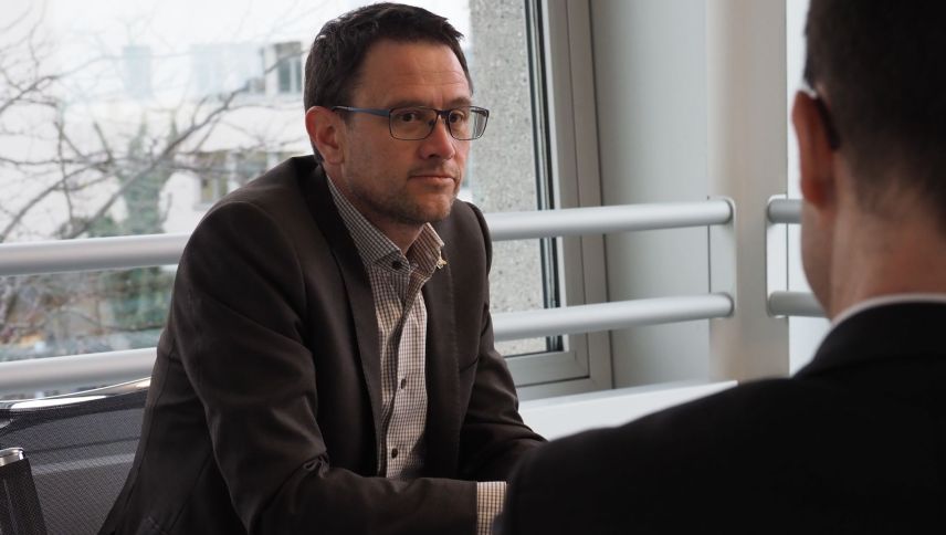 Maurus Blumenthal, Direktor BGV, diskutiert mit Nicolas Pernet, Direktor RTR, über die SRG-Initiative (Foto: David Truttmann). 