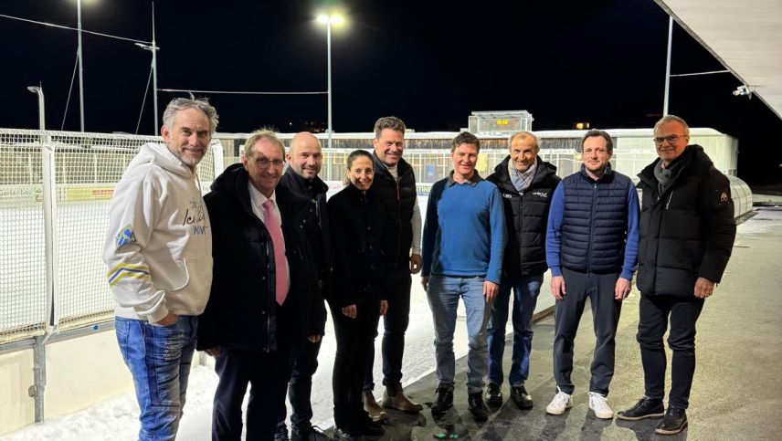 Vorstand und Vereinspräsidenten versammelt: (von links) Marco Schmied, Andrea Melcher, Luca Compagnoni, Valeria Schmidt-Pitsch, Gian Reto Staub, Gian Marco Tomaschett, Thomas Eisenlohr, Roberto Clavadätscher, Andry Niggli. Foto: Michel Pelazzi