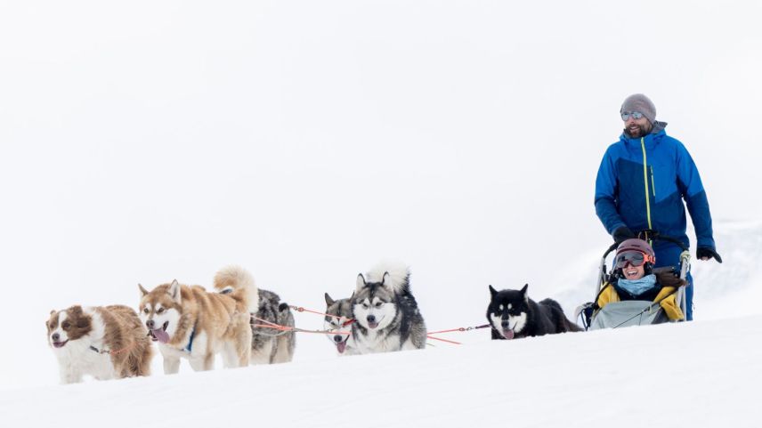 Giulia Monigatti von Engadin Tourismus zeigte sich von der Hundeschlittenfahrt begeistert (Foto: Mayk Wendt).