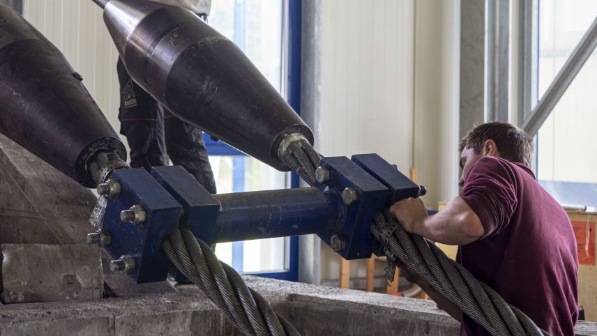 Ein Trageseil wiegt etwa 35 Tonnen. 