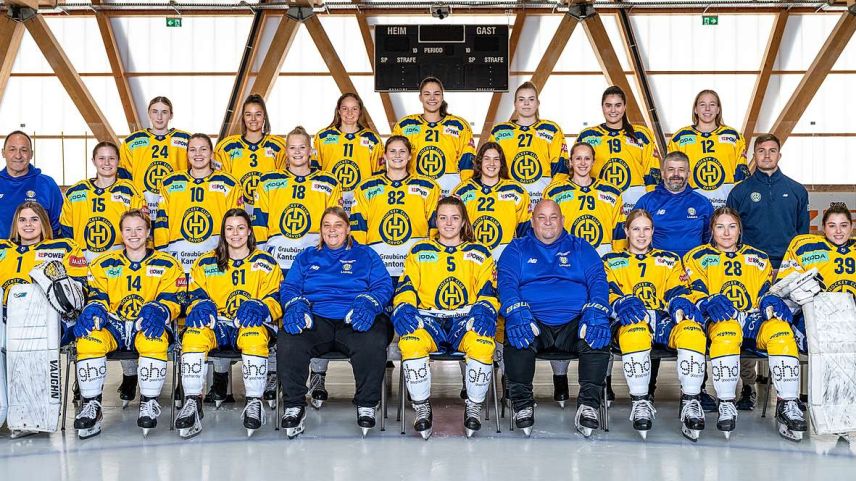 Die HCD-Ladies mit Xenia Balzarolo (oben rechts) und Sandra Schmidt (Reihe oben, zweite von links) starten heute Samstag erstmals zur Meisterschaft in der höchsten Frauenliga des Landes und gelten gleich als Mitfavoriten. Fotos: z. Vfg