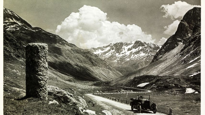 Mit dem Auto über den Julierpass zu fahren, war eine einsame Angelegenheit. 	Foto: ETH-Bibliothek Zürich, Bildarchiv 