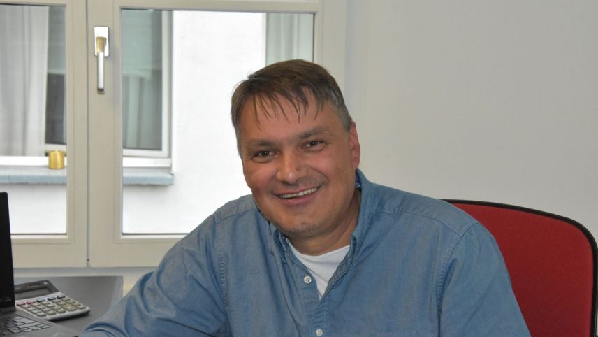 Florian Crüzer in seinem Büro in St. Moritz. Foto: Bettina Gugger