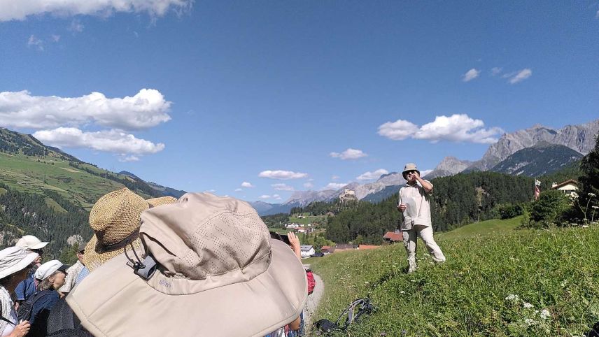 Insgesamt sechs Stunden die Kulturwanderung mit Köbi Gantenbein von Ardez nach Tarasp. Foto: Imke Marggraf