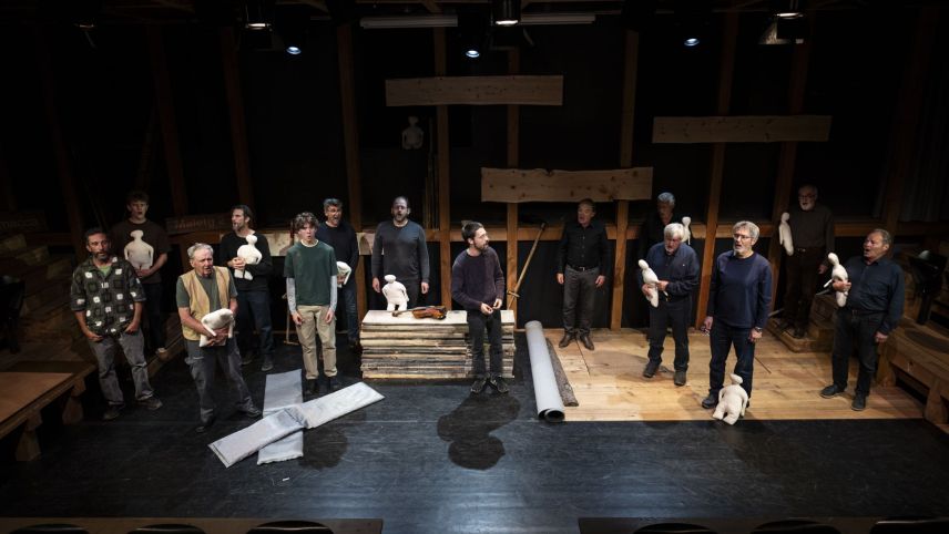 La scena finala emoziunala cul coro viril. fotografia: Mayk Wendt