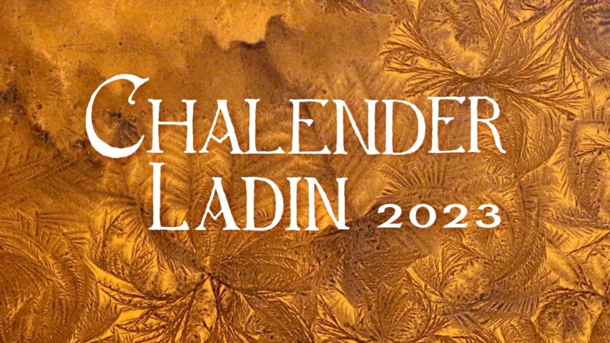 Il frontispizi dal Chalender Ladin 2023 cun fluors da glatsch (fotografia: mad).