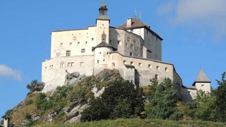 Fin in october han lö guidas sül Chastè da Tarasp (fotografia: Benedict Stecher).