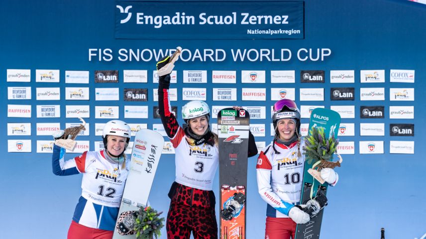 Das Siegerpodest der Frauen: 1. Platz Sabine Schoeffmann (A); 2. Platz Julie Zogg (CH); 3. Platz Ladina Jenny (CH) (Foto: Dominik Täuber). 