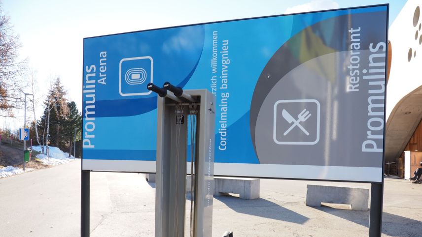 Die Engadin Arena kommt ab diesem Sommer in ihre zweite Phase. Nach der Aufbauphase und der Umsetzung kleinerer Teilprojekte wie die Signaletik hier in Promulins Samedan stehen jetzt die grösseren Infrastrukturen bevor.