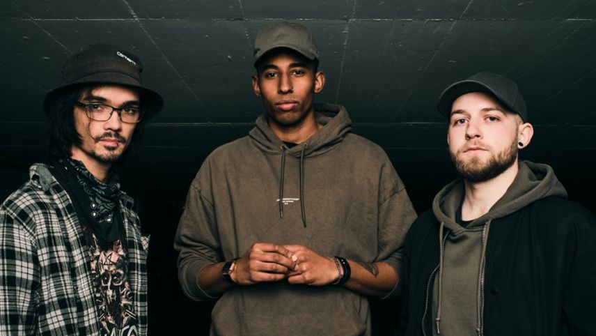 La band «Reat» dad Ardez: Arno Valentin, bass, Jon Nicolay, battaria e Jon Andri Gaudenz, guitarra e chant (da schnestra) (fotografia: mad).