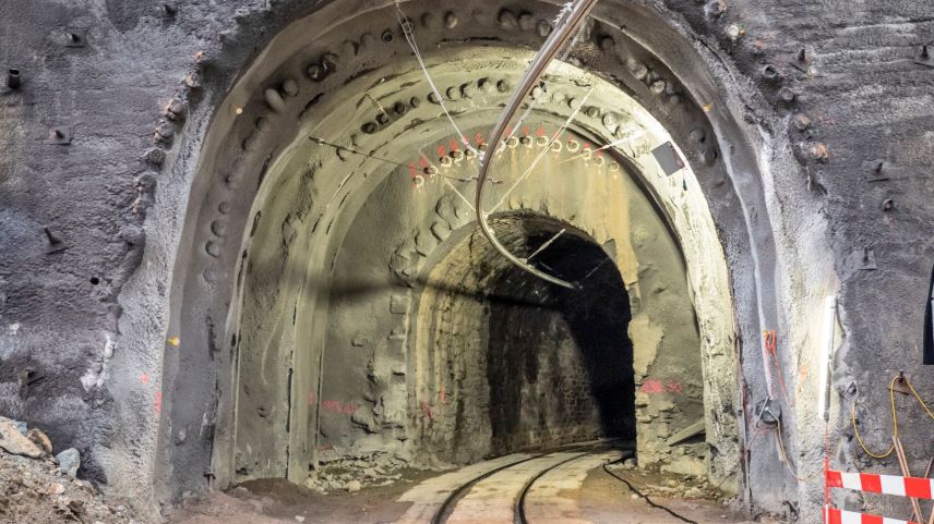 Täglich um kurz nach 21.00 Uhr passiert der letzte Zug den Val Varunatunnel. Das ist der Startschuss für die Bauarbeiter. Foto: Denise Kley