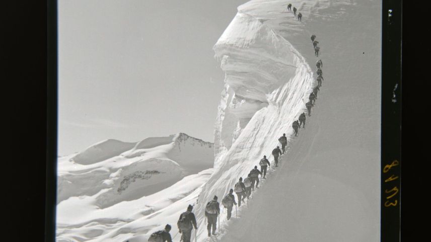 Spektakulärer Bergaufstieg der Soldaten. Foto: Gustav Sommer/Kulturarchiv Oberengadin
