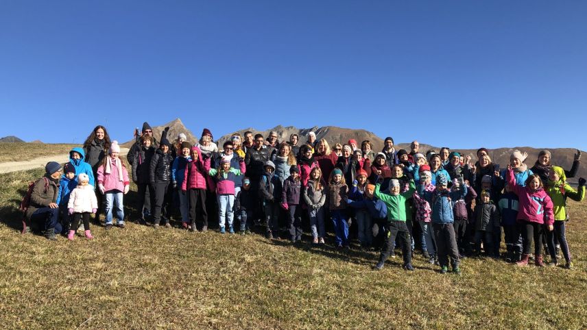 Bod 80 baps e mammas guaivdas cun lur uffants han visità quista fin d’eivna l’Engiadina Bassa (fotografia: mad).