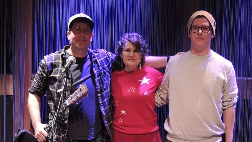 Da schnestra: Ils musicists Curdin Nicolay ed André Gemassmer cun immez l'autura Romana Ganzoni. fotografia: Benedict Stecher