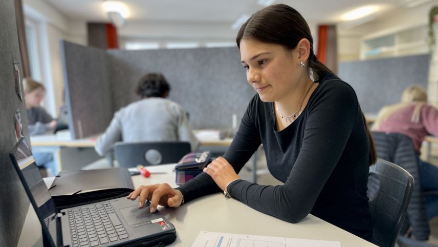 Die Jugendlichen schätzen es, im eigenen Tempo lernen zu können. Foto: Fadrina Hofmann