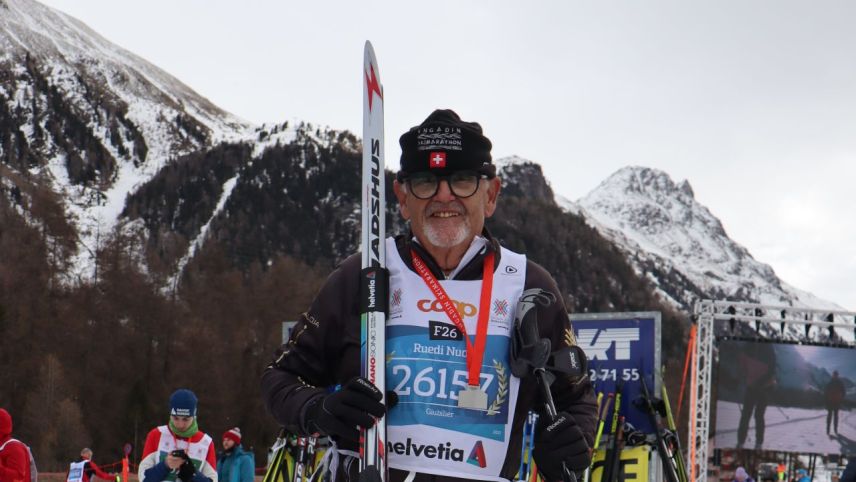 Ruedi Nuolf in dumengia passada al böt dal Maraton da skis engiadinais a Puntraschigna (fotografia: Martin Camichel).