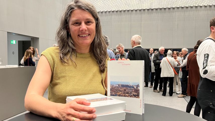L’autura e sia guida – Prisca Roth ha pudü preschantar in venderdi passà sia publicaziun istoric-culturala «Genua – La Superba» i’l Museum d’art dal Grischun (fotografia: David Truttmann).