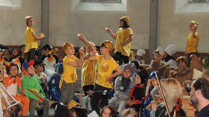 Las glüminas müravgliusas da la prüma e seguonda classa da San Murezzan dürant la preschantaziun illa baselgia  da Sent (fotografia: Benedict Stecher)