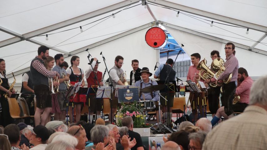  "1 Prosit Tschlin" heizte das Publikum ein. Foto: Claudia Alini