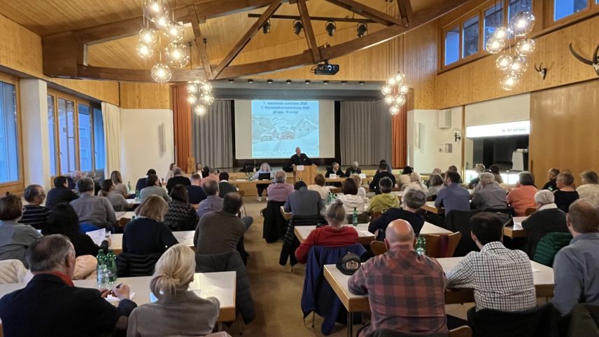 Der gut besuchte Saal verlangte eine schriftliche Abstimmung über die Spitalabstimmung. Foto: Andrea Gutgsell