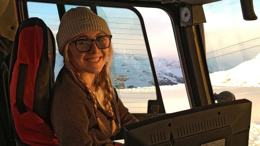 Carla Hübscher beginnt ihre Schicht im Pistenbully bei Sonnenuntergang. Foto: Corvatsch AG