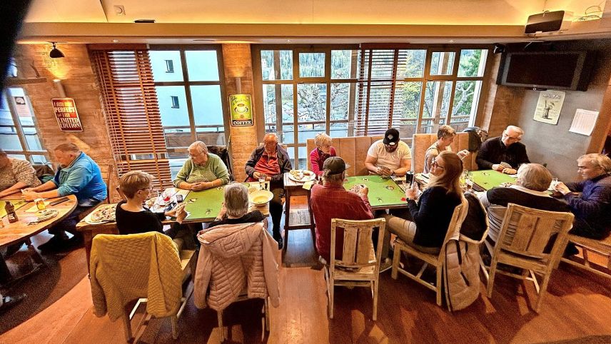 Davo üna posa da sur desch ons ha darcheu üna jada gnü lö üna maestranza da jass aint il restorant La Terrassa 
a Scuol. fotografia: Corina Mengiardi