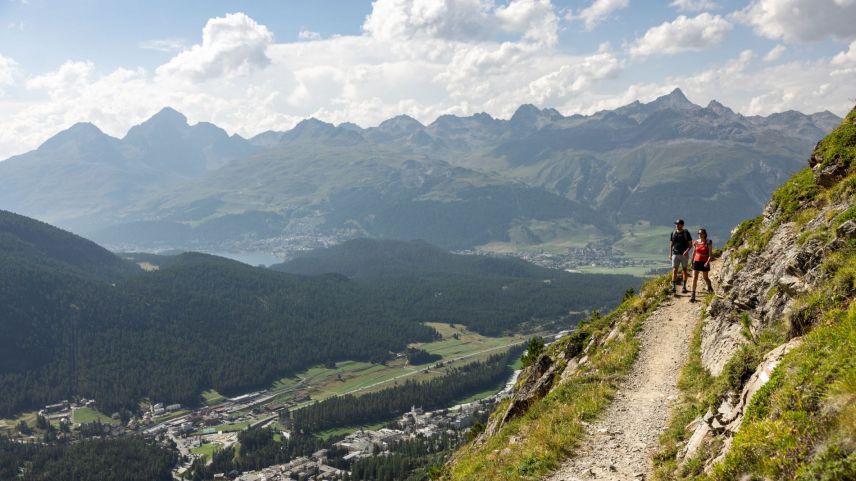 Wanderer auf einem Bergweg oberhalb von Pontresina: In den letzten 15 Jahren hat sich die Zahl der Bergwanderunfälle in der Schweiz verdoppelt. Foto: Engadin Tourismus AG