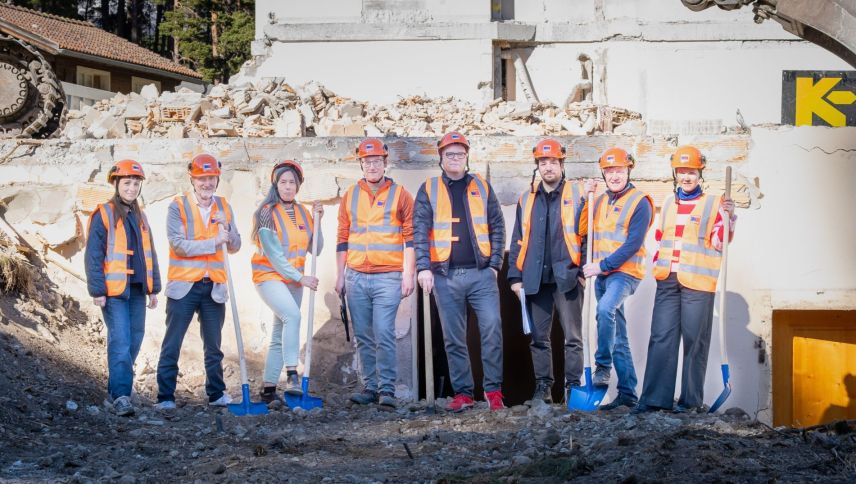 Ils respunsabels da la «Bergschule Avrona» insembel cun la squadra d’architects e planisaders sun pronts pel cuolp da partenza. fotografia: Luan Hofmann