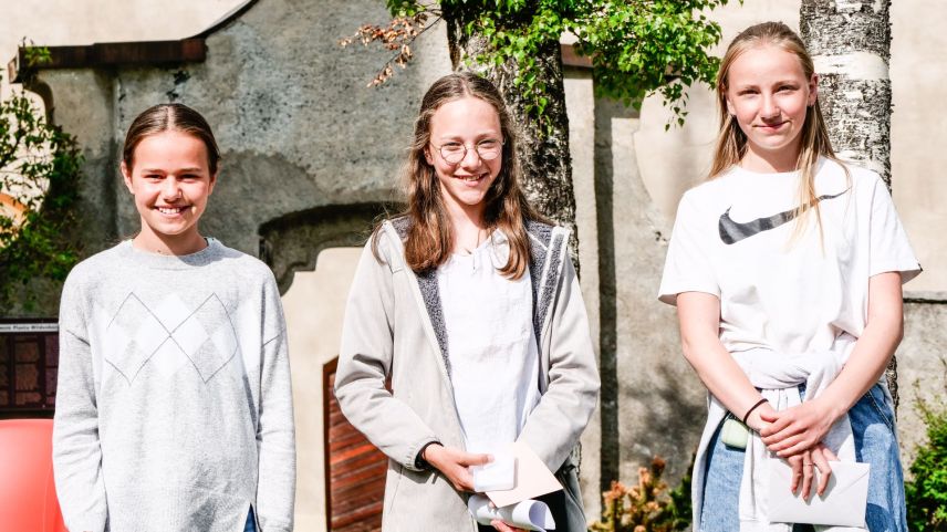 Ils vendschaders da Pledpierla 2021 – categoria 5./6. classa:  Chiara Fröhlich, Lina Margaritta Salzgeber, Sienna Schucany (fotografia: Jon Duschletta)