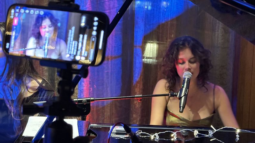 Cinzia Regensburger e sia Big Band ha preschantà il nouv album illa bar dal Hotel Belvédère a Scuol (fotografia: Nicolo Bass).