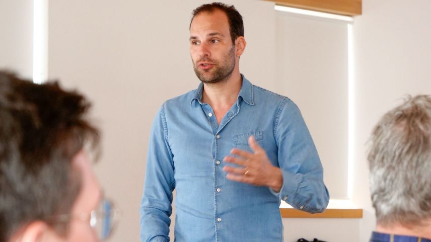 Fabio Babey von der ZHAW informierte die Südbündner Baumeister über das regelkonforme Verhalten innerhalb der «Compliance»Regeln. 	Foto: Jon Duschletta