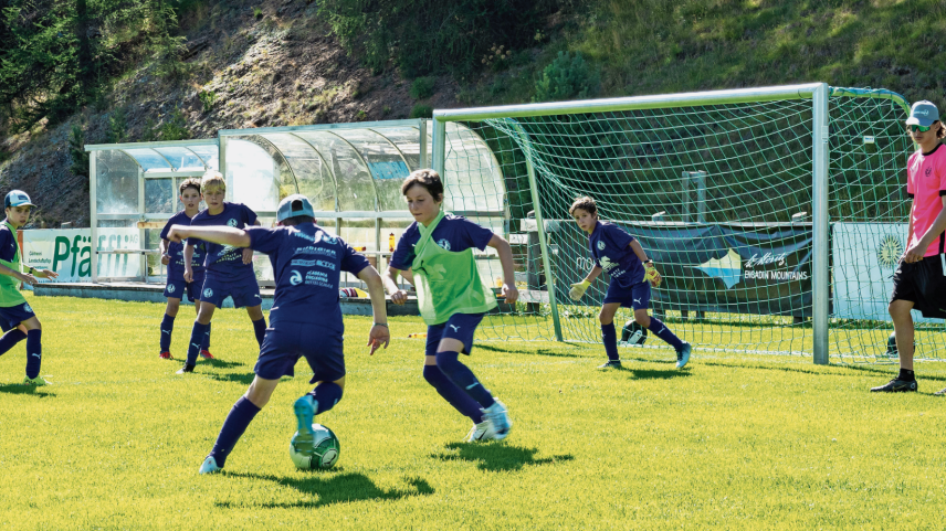 Die Fussballer haben dieses Jahr auch wieder sehr viel Spass an den Aktivitäten des Fussballcamps. Es wird eifrig geübt, sodass man am «San Gian Cup» weit oben in der Rangliste steht.		Foto: Tiago Almeida