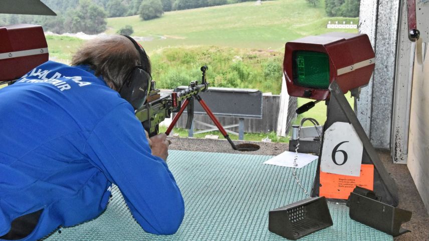 Rund 80 Gewehrschützen können auf der Schiessanlage Sielva pro Tag das Festprogramm schiessen (Foto: Nicolo Bass).