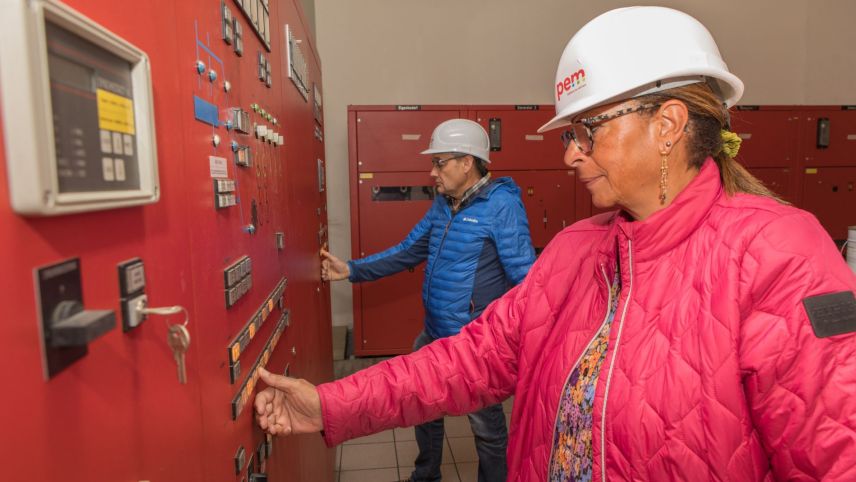 La presidenta cumünala da la Val Müstair Gabriella Binkert Becchetti ed Arno Lamprecht piglian in möd simbolic our d’funcziun las maschinas da l’ouvra Muranzina (fotografia: mad).